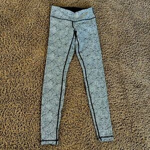 Size 4. Lululemon high waisted compression leggings.